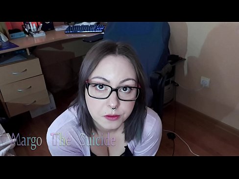 ❤️ Une fille sexy avec des lunettes suce profondément un gode devant la caméra ❤ Super porno at us ❌️